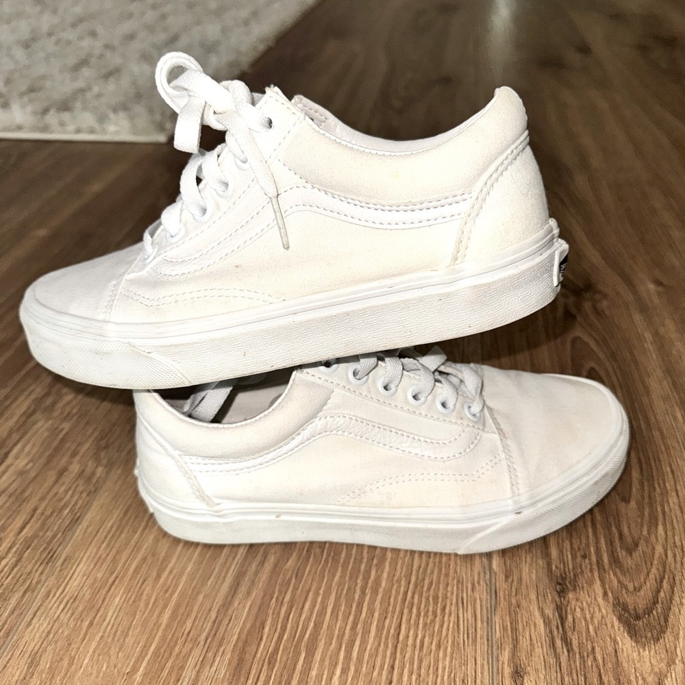White Canvas Old Skool Vans – Women’s 6 / Men’s 4.5
